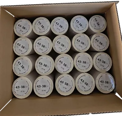 43*38mm címkét tartamazó 40mm belső corra tekercselt 500 lapot tartalmazó termék melynek GAP=2mm EDGE=1mm. A tekercs átmérője 74mm